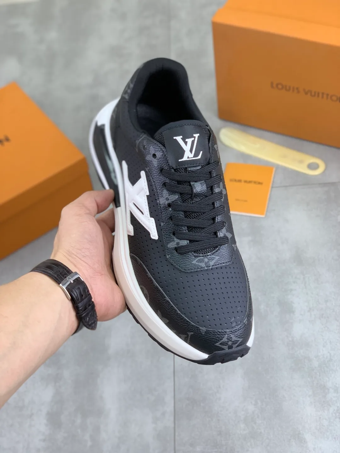Men's shoes 💰P460 💰 [New model] 🆘 The latest model from LV official website 🎁 Casual and fashionable men's shoes 👟 Hot style 💥 Simple and elegant style, exclusive for trendy men. Unique latest brand elements from the official website 👑 Original decoration, fashionable and generous, the fabric is made of original calfskin ➕ Comfortable and breathable mesh lining ➕ Pigskin lining ✅The official website specifies wear-resistant casual outsole, the classic model is taken in real life🎬Color: 3️⃣colors available😍Number of codes: 38-44 (45 46 customized)